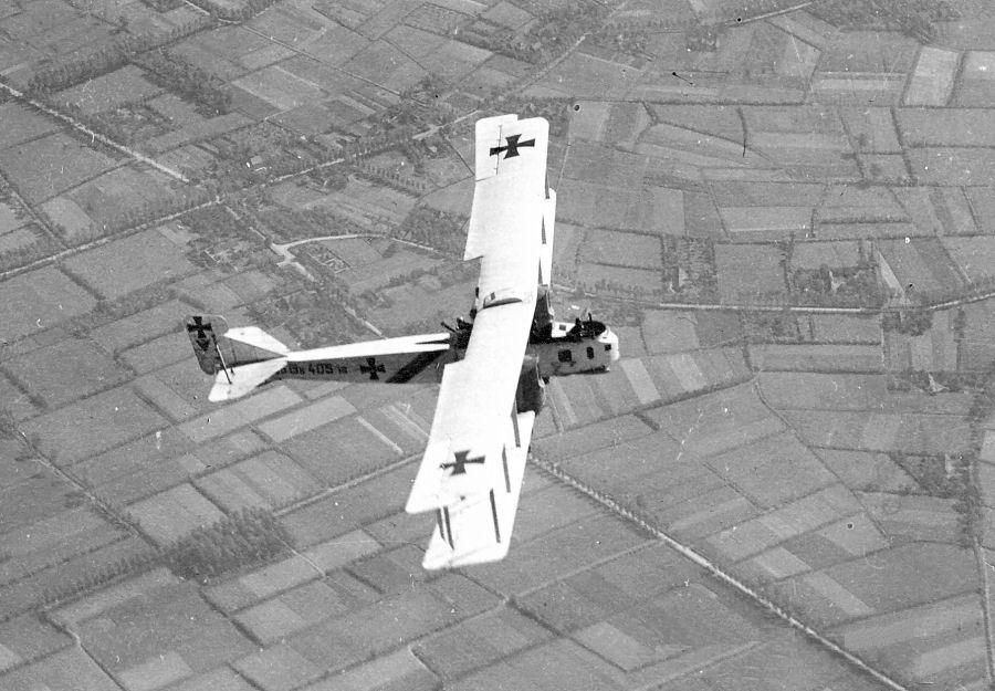 Gotha G.IV of Kagohl 3 in flight over Belgium, June 1917 Gotha G.IV bomber of Kagohl 3 in flight over the fields of Belgium in June 1917