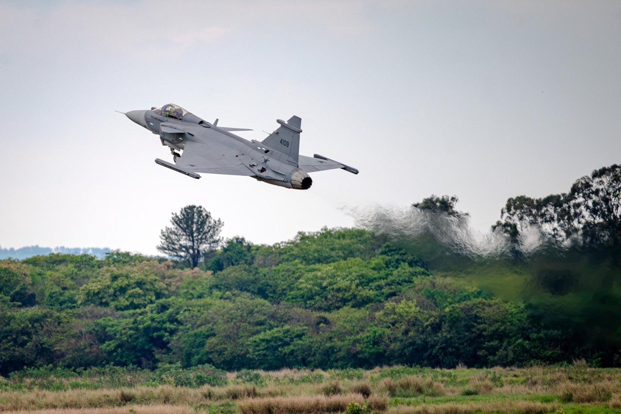 Gripen E 4109 climbing away from the runway at Gavião Peixoto on its first flight