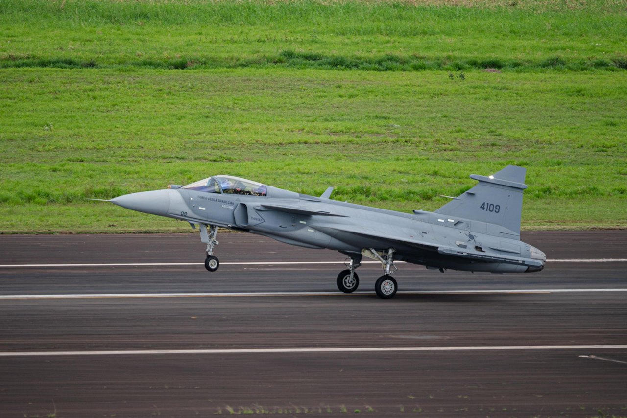 Brazilian-built Saab Gripen E serial 4109 on its take-off roll at Embraer Gavião Peixoto