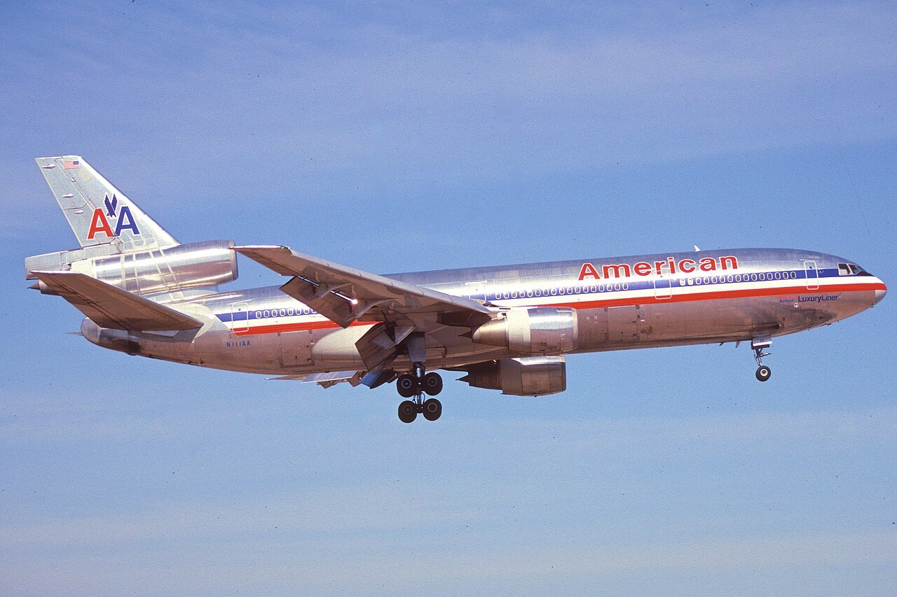 American Airlines McDonnell Douglas DC-10 landing in 1985