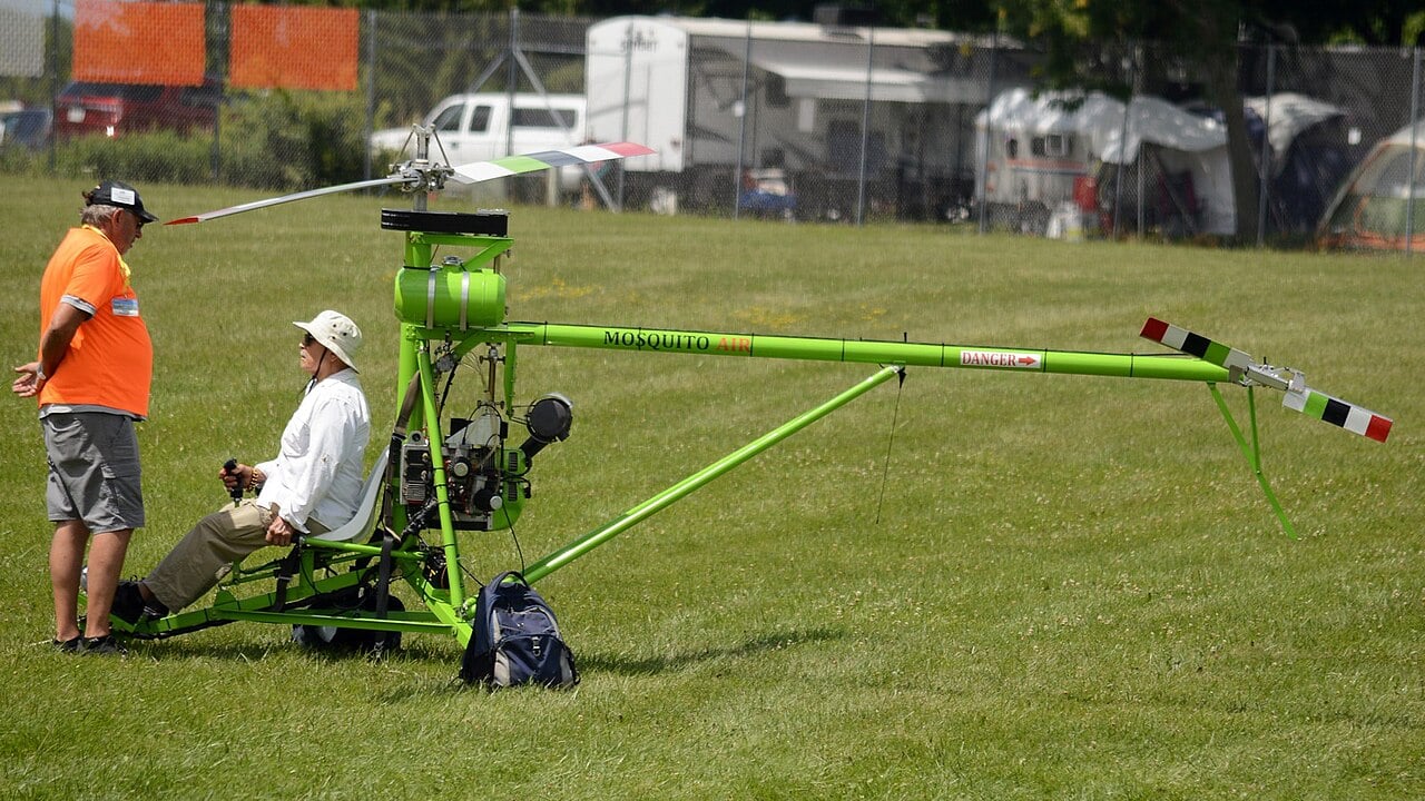 Innovator Mosquito Air single-seat ultralight helicopter in flight