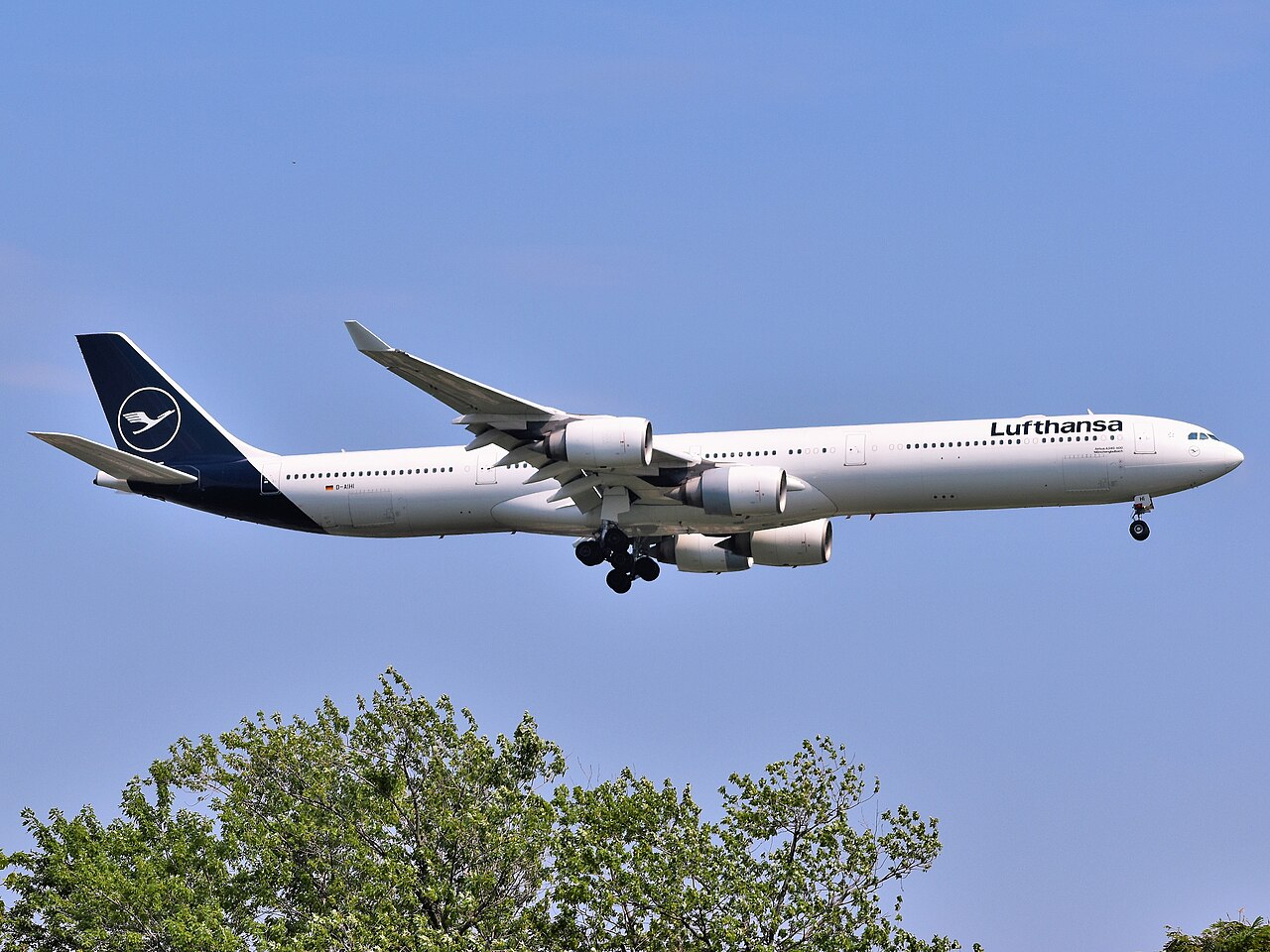Lufthansa Airbus A340-600 D-AIHI in the 2018 livery approaching New York JFK