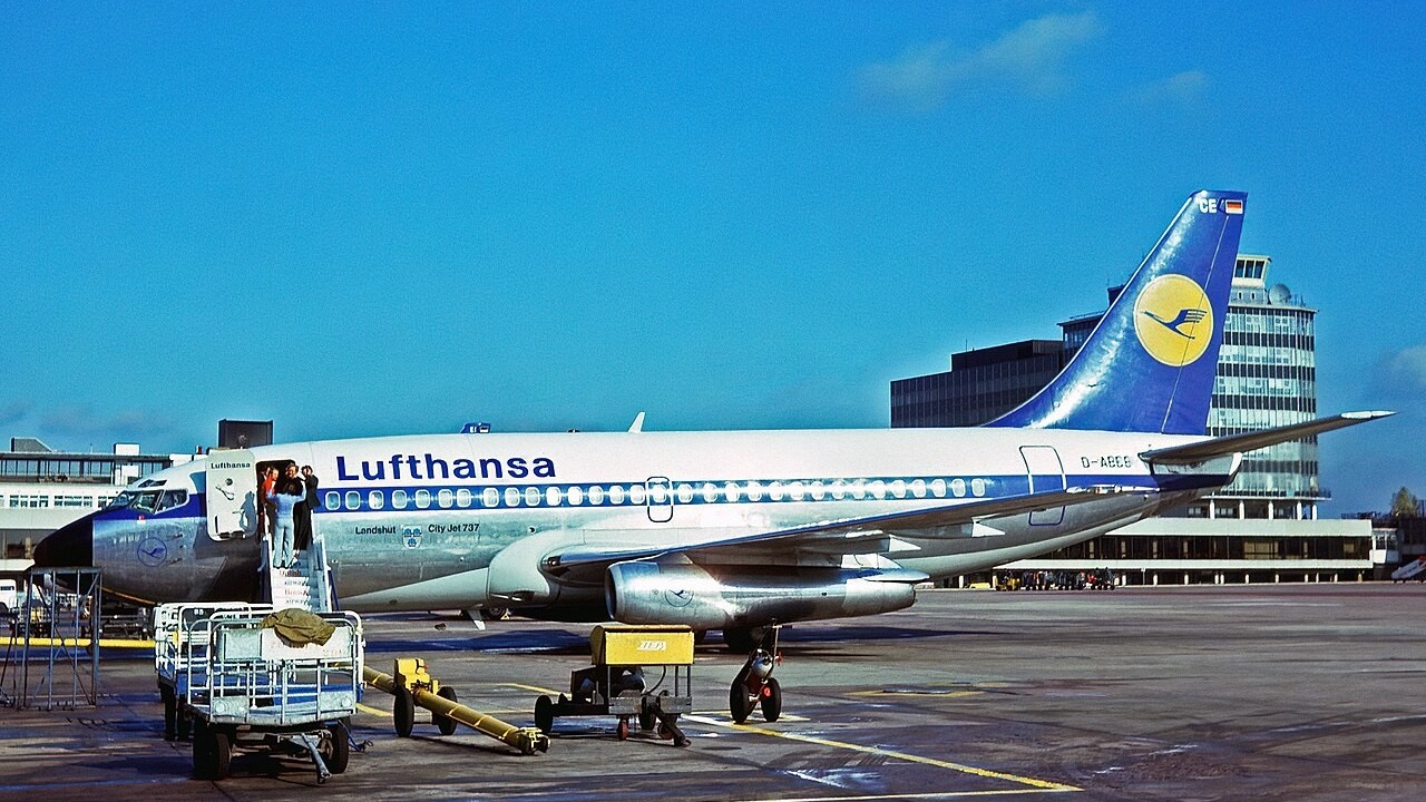 lufthansa-boeing-737-landshut-d-abce-manchester-1975-16×9