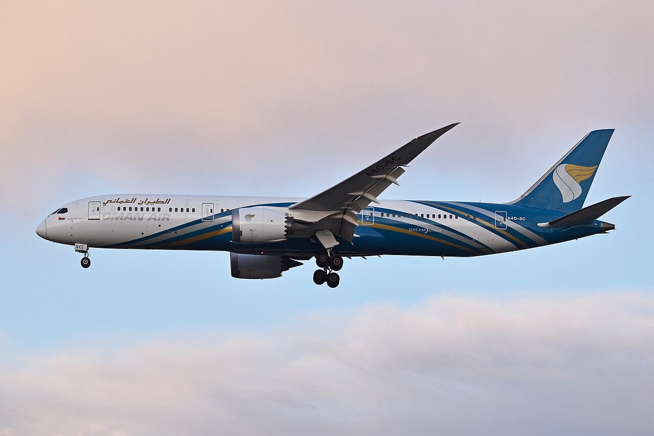 Oman Air Boeing 787-9 Dreamliner A4O-SC on approach