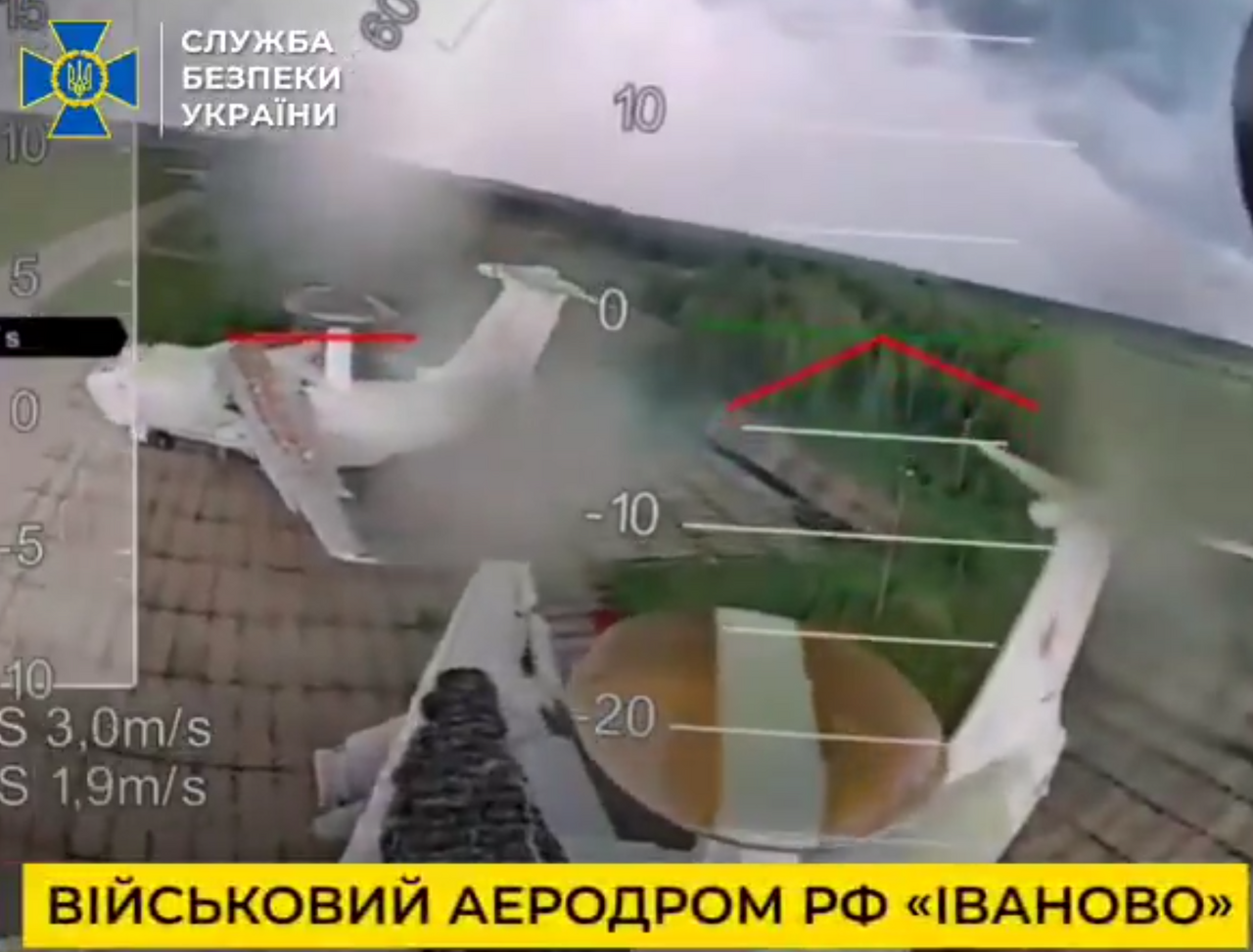 FPV drone approaching two A-50s at Ivanovo