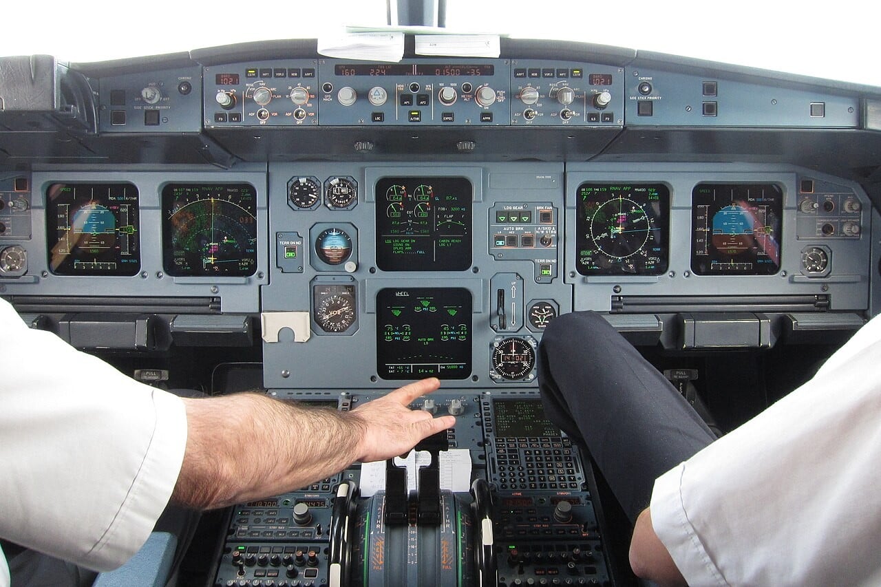 A captain adjusts the thrust levers of an Airbus A320 family aircraft during a visual approach to Nice
