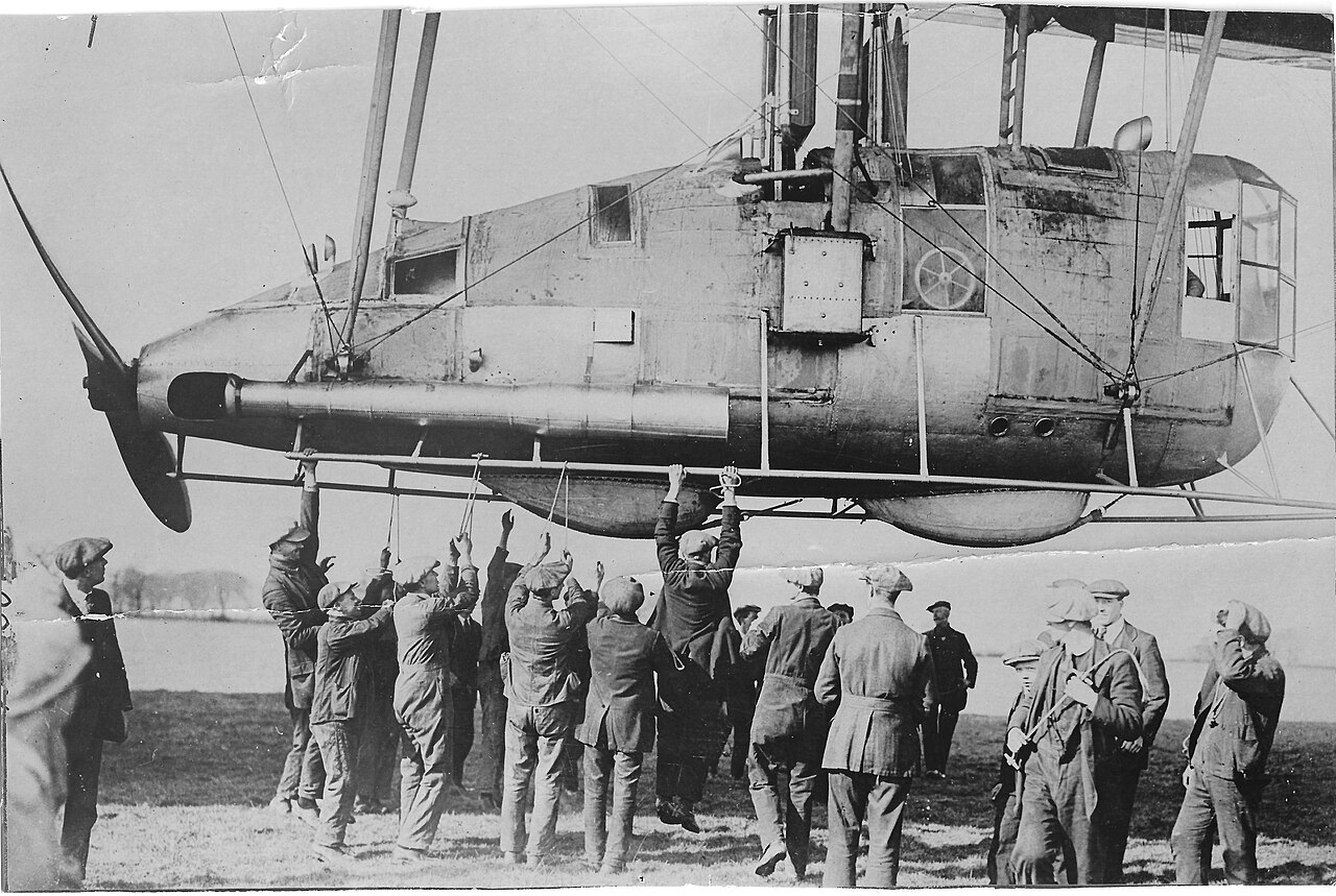 Ground crew holding the rear engine gondola of airship R34