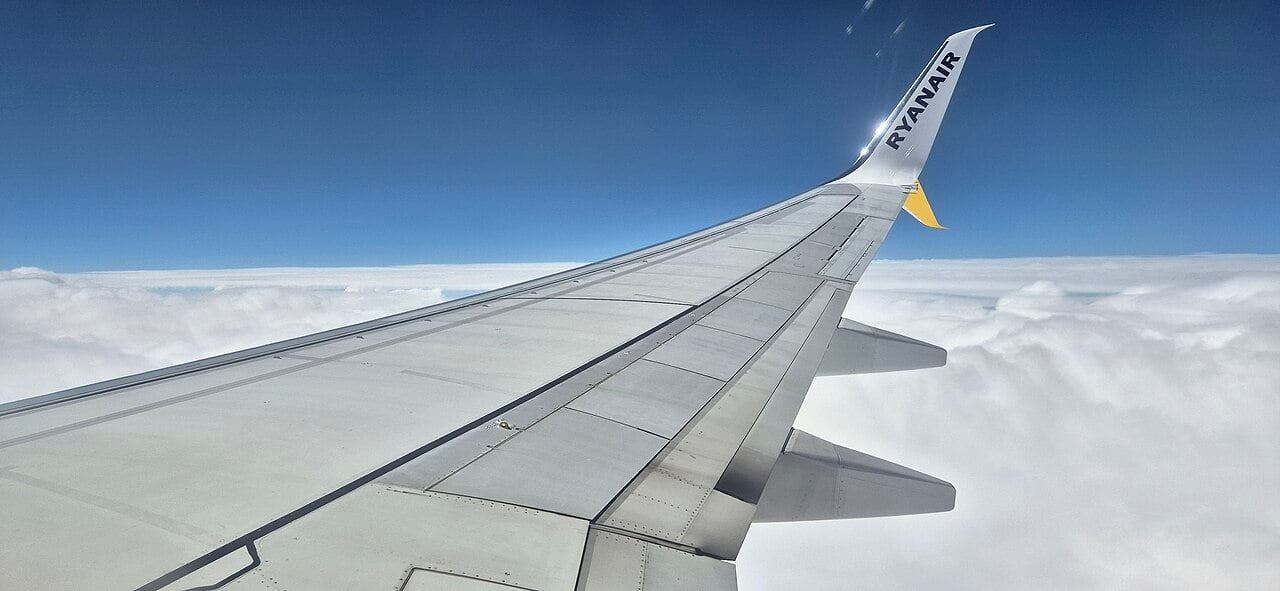Split Scimitar winglet on a Ryanair Boeing 737-800 seen from the cabin