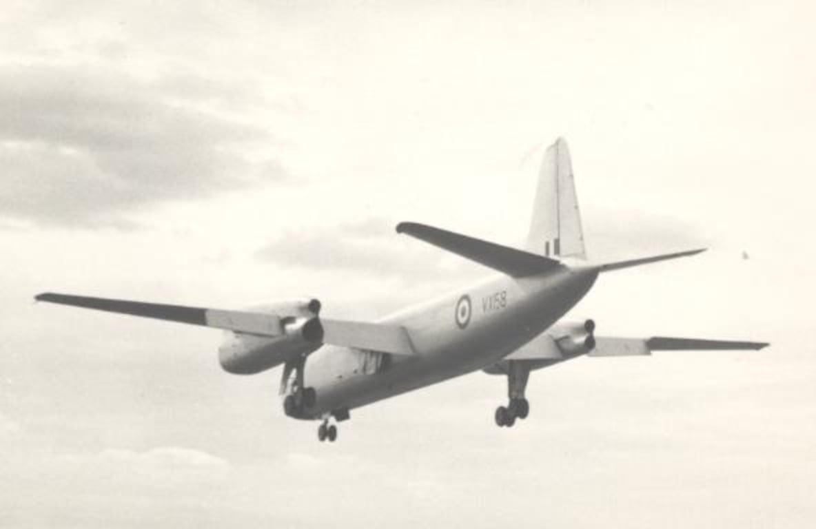 The Short Sperrin VX158 landing at the 1955 Farnborough SBAC Show with a Gyron engine in its lower left nacelle