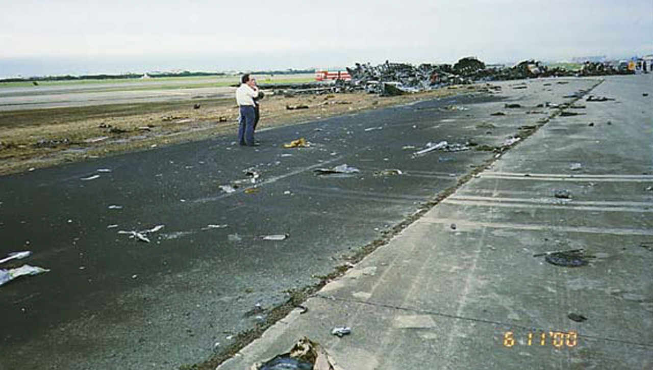 Wreckage of Singapore Airlines Flight 006 on runway 05R at Taipei