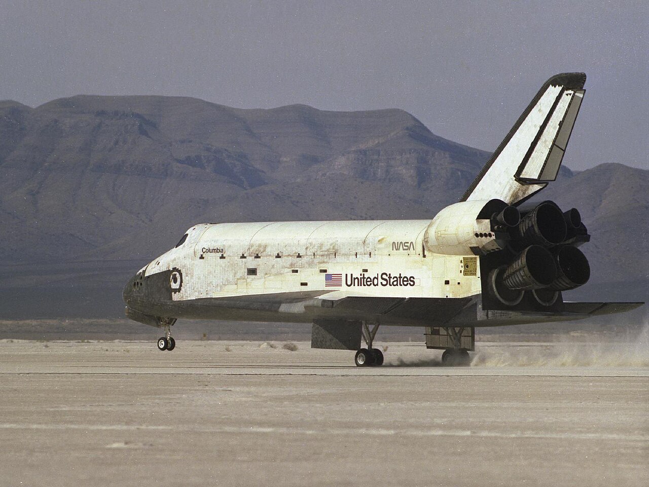 Columbia touches down on the gypsum lakebed of Northrup Strip, New Mexico