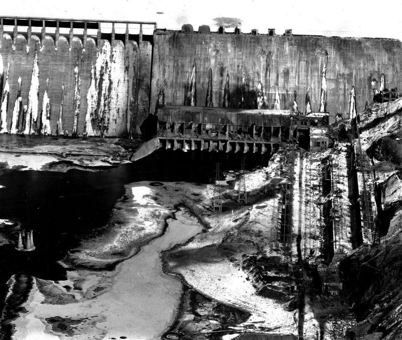 Low-level US reconnaissance photo of the Sui-ho Dam on the Yalu River and the bomb-scarred power house at its base, February 1953