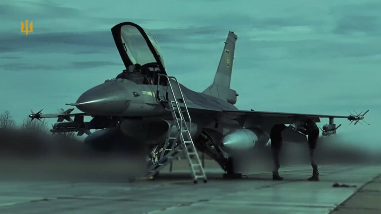 Ground crew prepare a Ukrainian Air Force F-16AM Fighting Falcon
