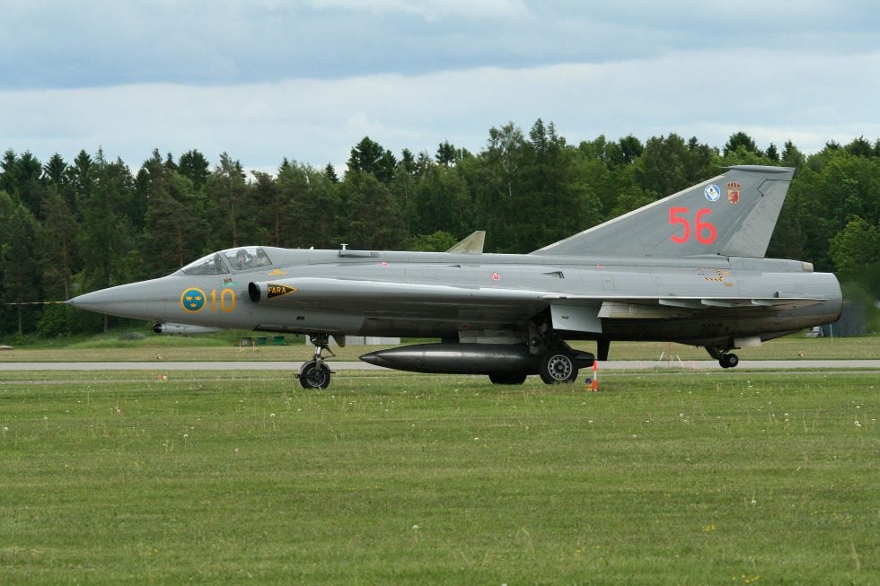 The unmistakable double-delta planform in Swedish three-crown markings.