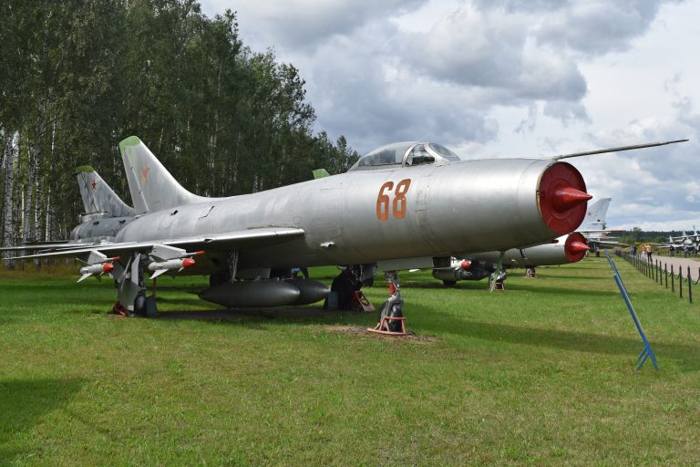 The Su-9 in profile: a big delta wing carried by a single Lyulka AL-7F turbojet.