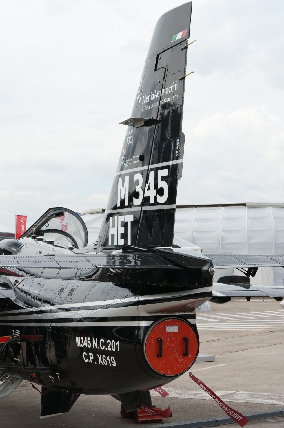 The tail of the M-345, carrying the M-345 HET branding.