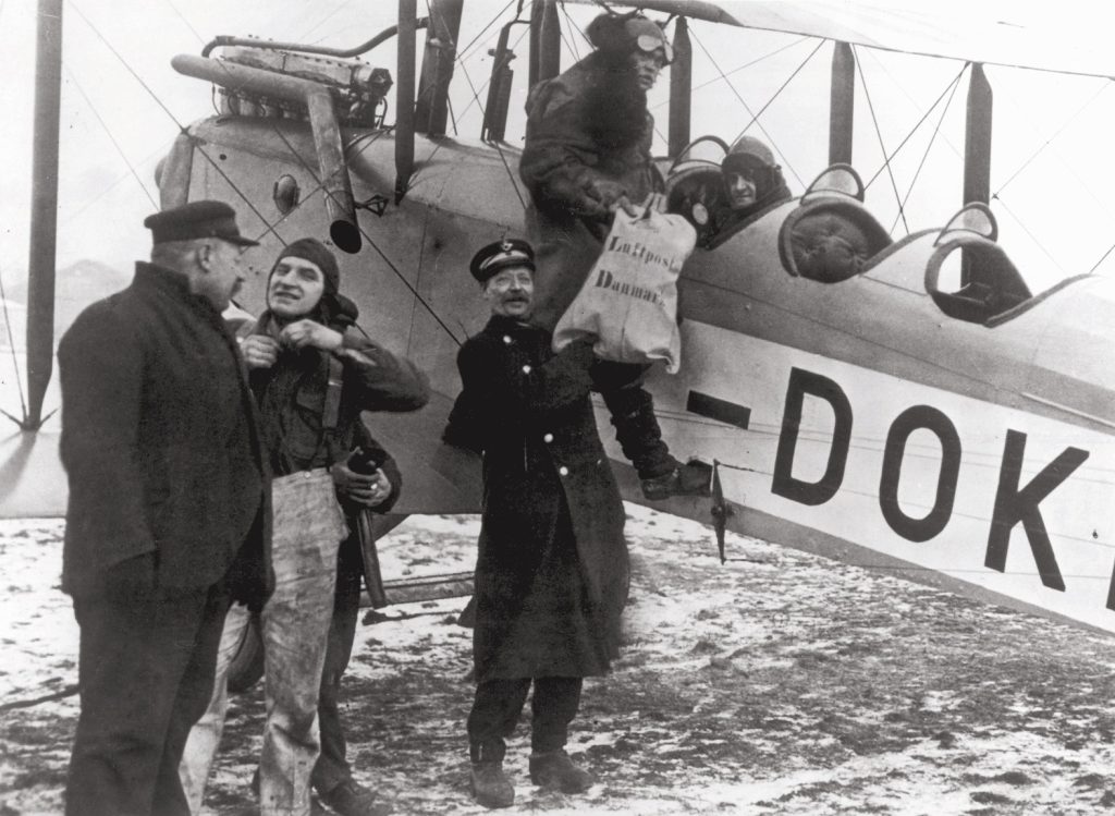 A converted DH.9 loads mail bags for a Copenhagen–Hamburg service — evidence of the type’s