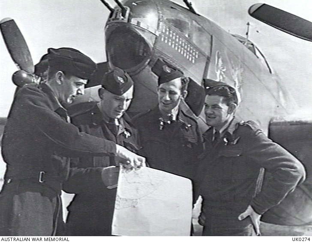 No. 464 Squadron RAAF aircrew with a Lockheed Ventura at Methwold, 1943. Photo: public domain.