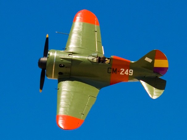 An I-16 airborne in Spanish Republican markings  the Mosca the Nationalists called Rata.