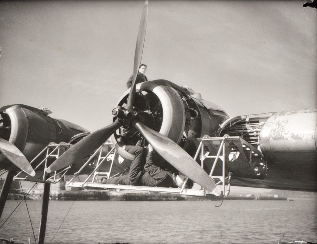 Servicing an engine on a Short Sunderland. Photo: whatsthatpicture / Wikimedia Commons (CC BY 2.0).