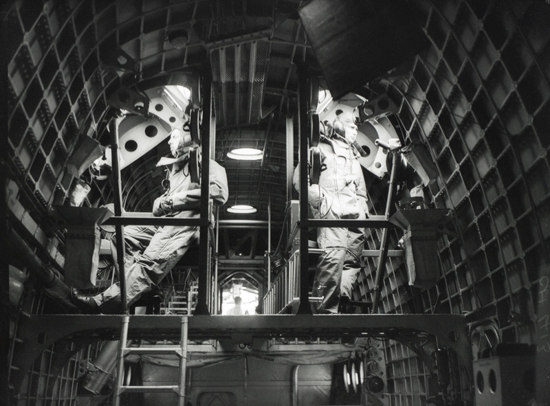 Gunners inside a wartime Short Sunderland. Photo: whatsthatpicture / Wikimedia Commons (CC BY 2.0).