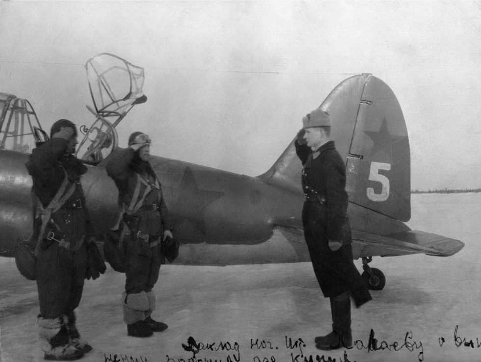 A Su-2 crew reports back after a completed sortie  the types later reconnaissance role.