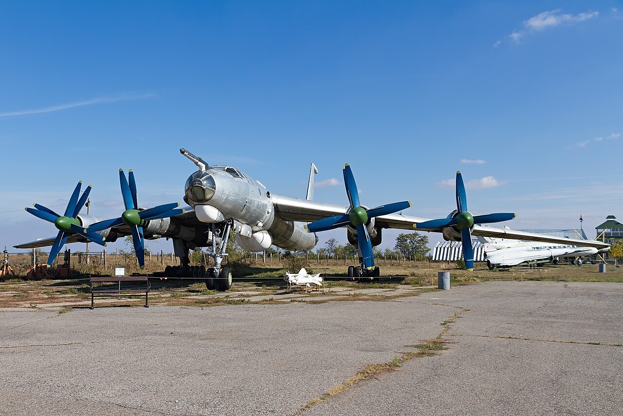 Tu-142